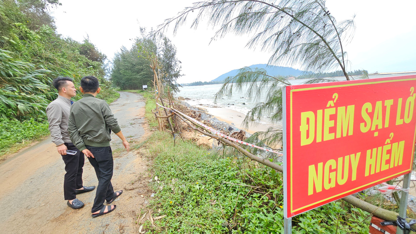 Đặt biển cảnh báo nguy hiểm. Đặt biển cảnh báo nguy hiểm.