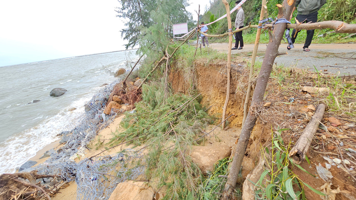 Sóng biển xâm thực vào tuyến đường độc đạo nối trung tâm xã Lộc Bình đến thôn Hải Bình. Sóng biển xâm thực vào tuyến đường độc đạo nối trung tâm xã Lộc Bình đến thôn Hải Bình.
