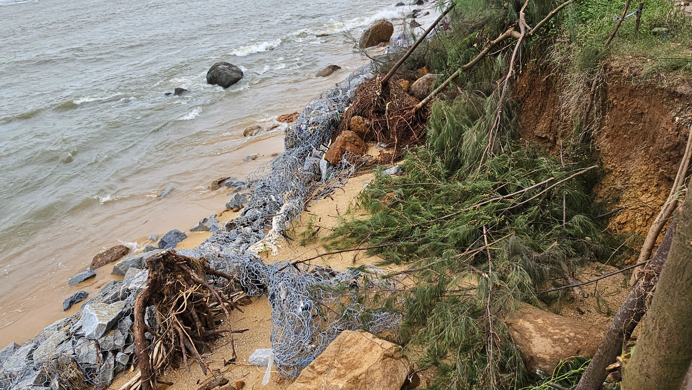 Hệ thống rọ đá bảo vệ tuyến đường đã bị sóng xô sập, đánh hỏng. Hệ thống rọ đá bảo vệ tuyến đường đã bị sóng xô sập, đánh hỏng.