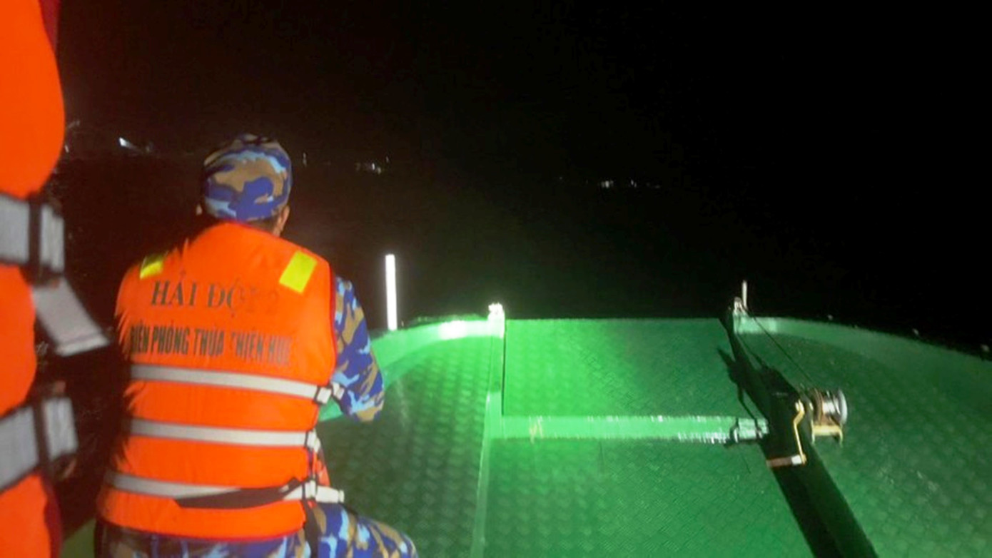 Lực lượng chức năng thuộc Đồn Biên phòng cửa khẩu cảng Thuận An, Hải đội 2 - BĐBP tỉnh TT-Huế tổ chức công tác cứu nạn, cứu hộ, tìm kiếm cứu nạn nhân mất tích trên biển. Ảnh: CTV