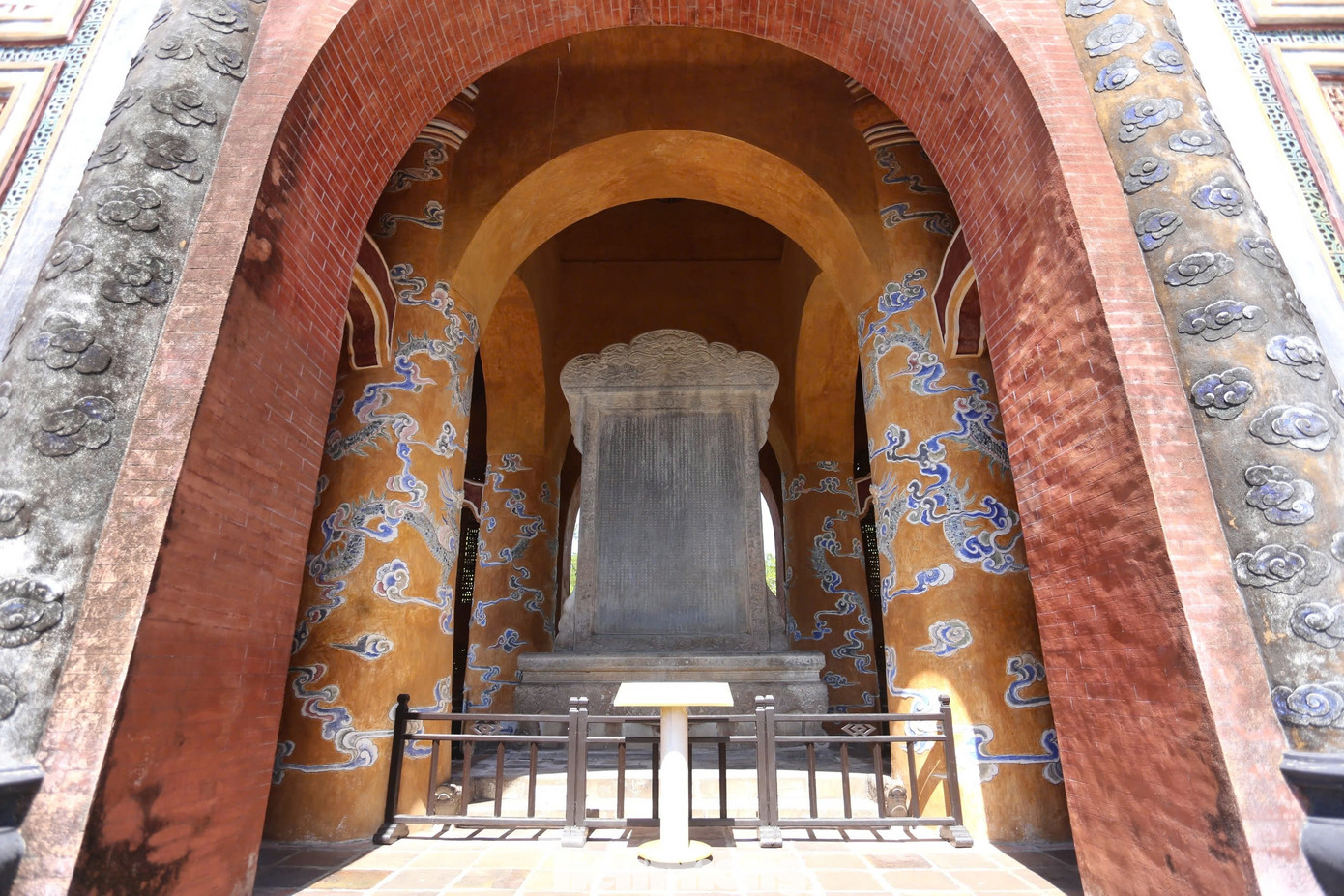 Nhà bia và tấm bia ký bằng đá thanh tại Khiêm Lăng.