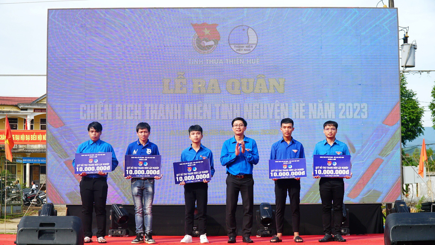 Trao mô hình và quỹ hỗ trợ thanh niên lập nghiệp.