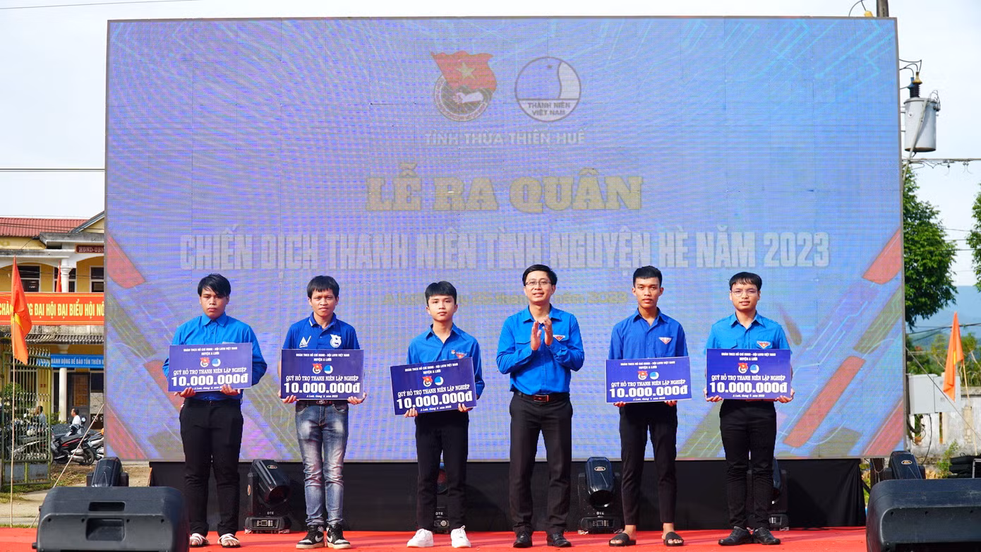 Trao mô hình và quỹ hỗ trợ thanh niên lập nghiệp.