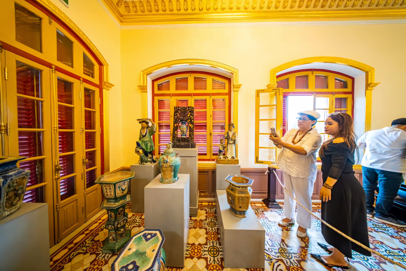 Ông Lê Thanh Nghĩa - Chủ tịch Hội Cổ vật TPHCM, đại diện đơn vị đồng tổ chức triển lãm - cho biết Huế là kinh đô của triều Nguyễn. Vì vậy, số lượng cổ vật của triều Nguyễn hiện còn được lưu giữ rất nhiều trong các bảo tàng, bộ sưu tập tư nhân. Nguồn cổ vật này nhận được sự quan tâm đặc biệt của các nhà sưu tầm. “Hy vọng trong thời gian tới có những cuộc triển lãm tương tự để các nhà sưu tập tư nhân có cơ hội giới thiệu bộ sưu tập của mình đến công chúng”, ông Nghĩa bày tỏ. Ảnh: TTBTDTCĐ Huế.