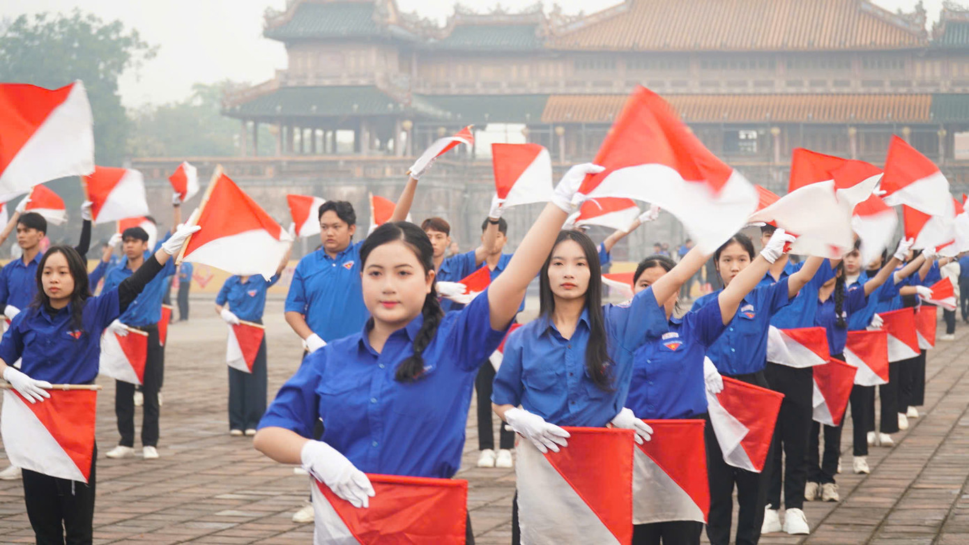 Hơn 1.000 đoàn viên, thanh niên Huế tham gia đồng diễn Semaphore.