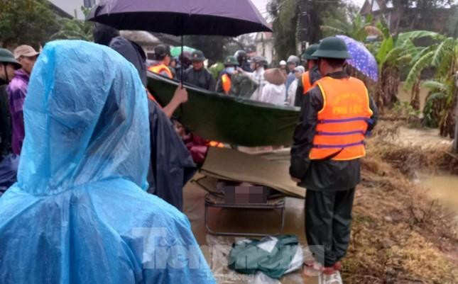 Thi thể Bí thư Đảng ủy xã Xuân Lộc bị lũ cuốn trôi được tìm thấy tại thị trấn Phú Lộc. Ảnh CTV Thi thể Bí thư Đảng ủy xã Xuân Lộc bị lũ cuốn trôi được tìm thấy tại thị trấn Phú Lộc. Ảnh CTV