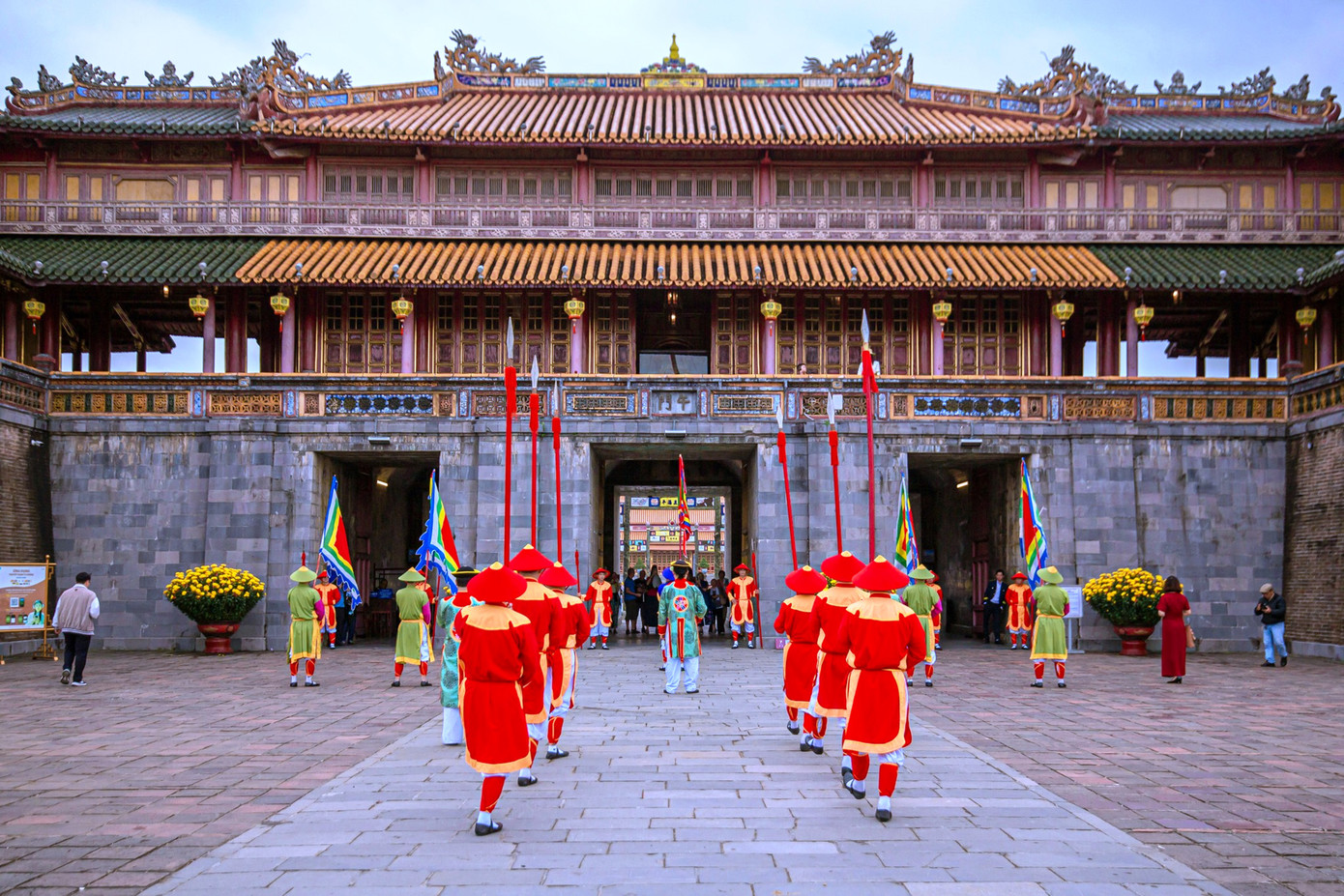 Đáng chú ý là hoạt động tái hiện nghi thức đổi gác dưới triều Nguyễn diễn ra tại khu vực Ngọ môn - cổng chính vào Hoàng Thành. Ảnh: TTBTDTCĐ Huế