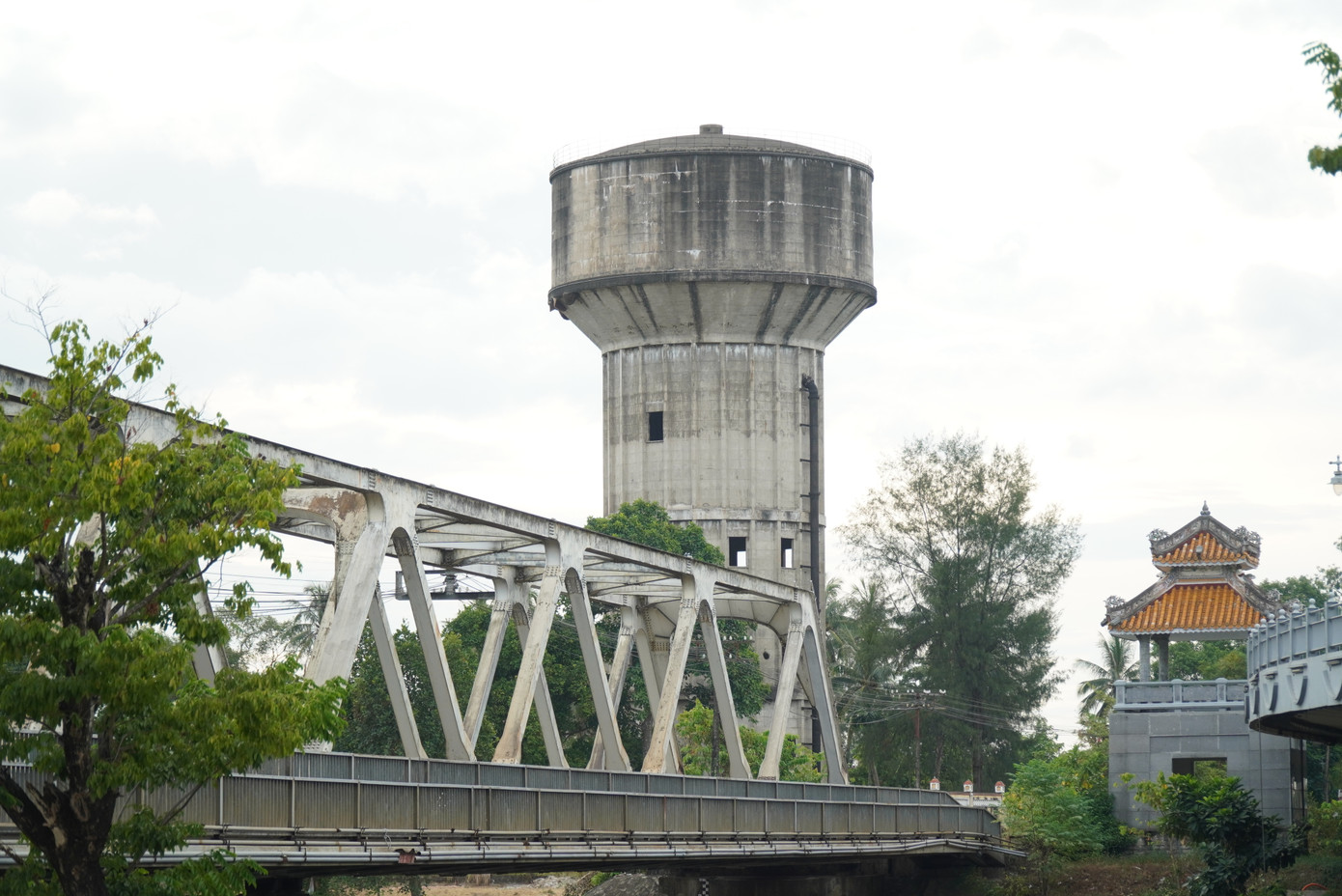 Đầu năm 2021, cồn Dã Viên được Chủ tịch UBND tỉnh TT-Huế lúc bấy giờ là ông Phan Ngọc Thọ phê duyệt vào danh mục các dự án kêu gọi đầu tư xã hội hóa, nhưng “không chấp nhận đầu tư lưu trú”. Trong khi, nơi đây từng được quy hoạch có không gian lưu trú (khoảng 120 nhà vườn) đan xen trong các khu vườn sinh cảnh. Đầu năm 2021, cồn Dã Viên được Chủ tịch UBND tỉnh TT-Huế lúc bấy giờ là ông Phan Ngọc Thọ phê duyệt vào danh mục các dự án kêu gọi đầu tư xã hội hóa, nhưng “không chấp nhận đầu tư lưu trú”. Trong khi, nơi đây từng được quy hoạch có không gian lưu trú (khoảng 120 nhà vườn) đan xen trong các khu vườn sinh cảnh.