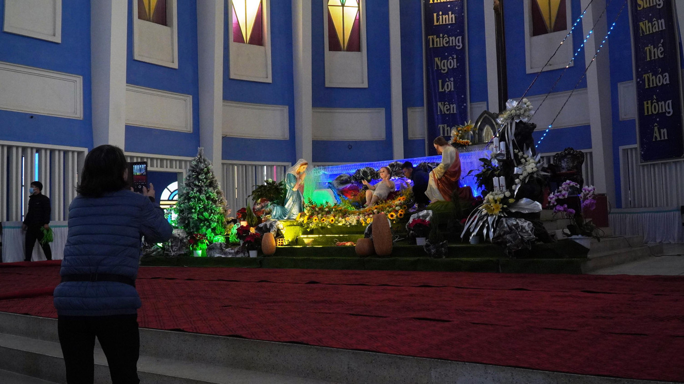 Khách đến các nhà thờ tại Huế ngay trước đêm Giáng sinh chủ yếu để vãn cảnh, chụp hình lưu niệm, xem công tác chuẩn bị của cơ sở tôn giáo.