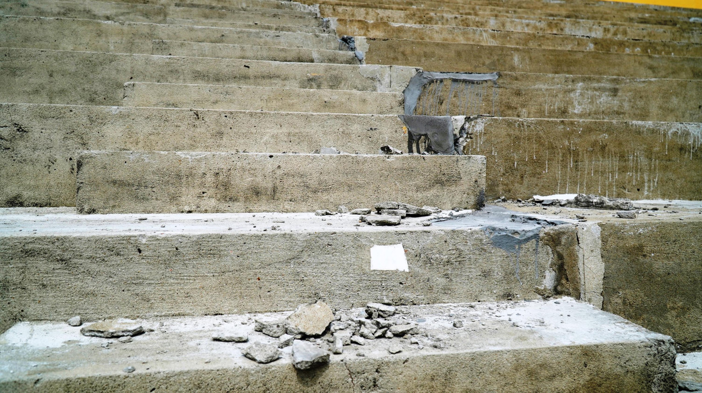 Những ngày gần đây, nhà thầu thi công cho tiến hành sơn quét lại các bờ tường quanh khu vực khán đài và các phòng chức năng bên trong; trồng cỏ, xử lý các vết nứt trên thân khán đài… phục vụ cho công tác nghiệm thu, bàn giao để kết thúc dự án.