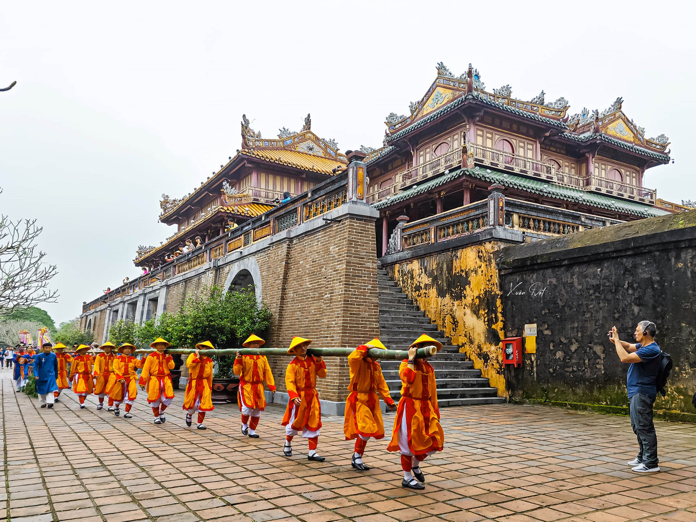 Nghi thức rước cây nêu được tổ chức trang trọng, với 10 người mang sắc phục lính cổ xưa vác cây nêu bằng tre. Đội rước nêu khởi hành trong âm thanh của tiểu nhạc tiến vào Hoàng cung, đến Triệu Tổ miếu và tiến hành nghi thức dựng nêu. Ảnh: Xuân Đạt