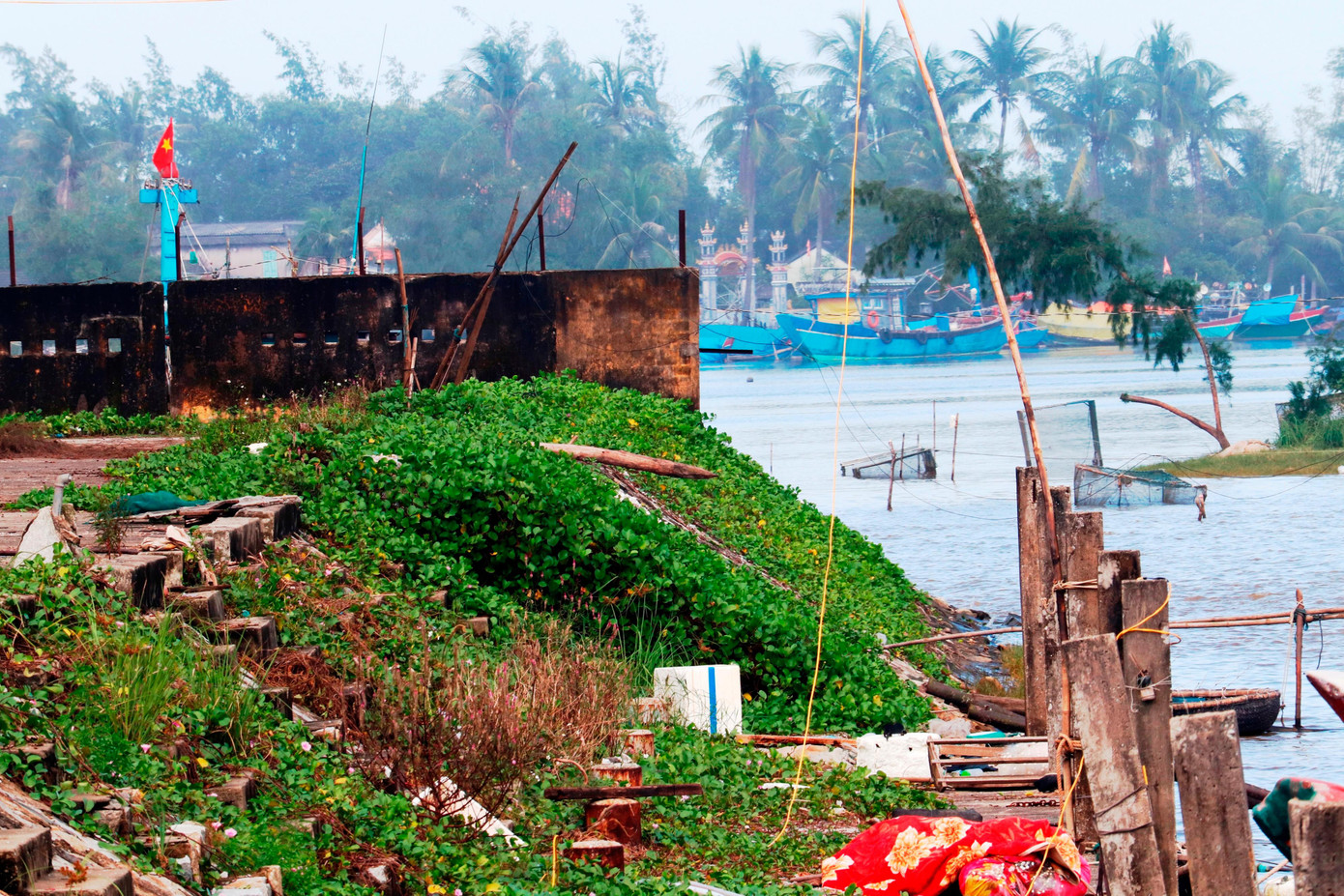 Đến tháng 5/2021, sau khi được Thủ tướng Chính phủ cho phép gia hạn thời gian thực hiện, dự án mới bảo đảm điều kiện phê duyệt điều chỉnh lập hồ sơ thiết kế bản vẽ thi công để trình cơ quan chức năng thẩm định, lựa chọn nhà thầu. UBND tỉnh TT-Huế hiện xúc tiến hoàn tất thủ tục trình cấp có thẩm quyền cho phép gia hạn thời gian thực hiện các dự án hạ tầng nghề cá trên địa bàn, trong đó có cảng cá Tư Hiền, đến 31/12/2022.