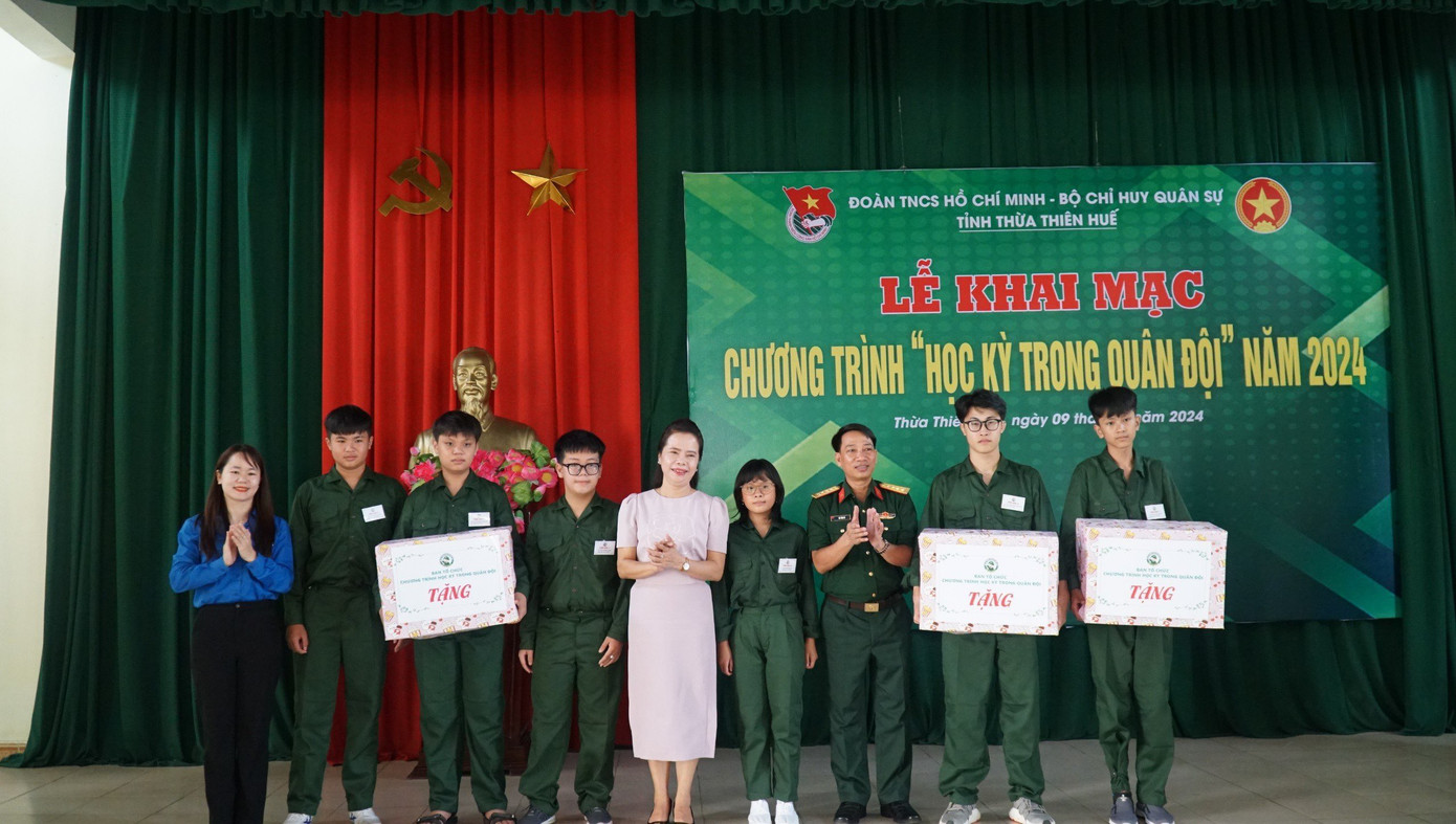 Lãnh đạo Tỉnh Đoàn TT-Huế, Bộ Chỉ huy Quân sự tỉnh và thị xã Hương Thủy tặng quà cho các tiểu đội nhí tham gia học kỳ trong quân đội.