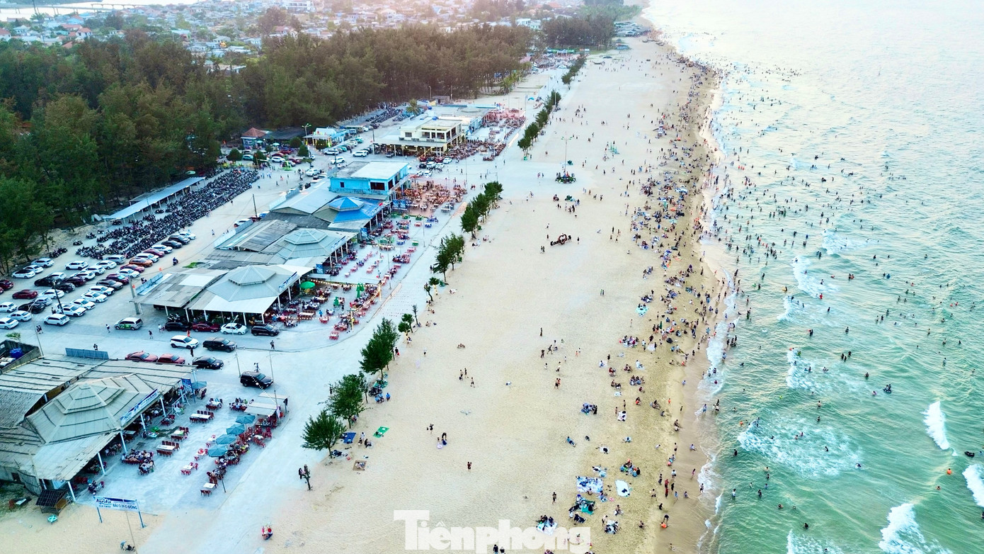 “Tôi cứ nghĩ sự tàn phá của bão tố sẽ vẫn còn lưu vết tại đây. Nhưng giờ đây, nơi này đã hồi sinh nhanh đến không ngờ. Bờ biển sạch, nước trong xanh, dịch vụ khá ổn”, chị Nguyễn Thu Huệ, du khách đến từ Đà Nẵng, cho biết. “Tôi cứ nghĩ sự tàn phá của bão tố sẽ vẫn còn lưu vết tại đây. Nhưng giờ đây, nơi này đã hồi sinh nhanh đến không ngờ. Bờ biển sạch, nước trong xanh, dịch vụ khá ổn”, chị Nguyễn Thu Huệ, du khách đến từ Đà Nẵng, cho biết.