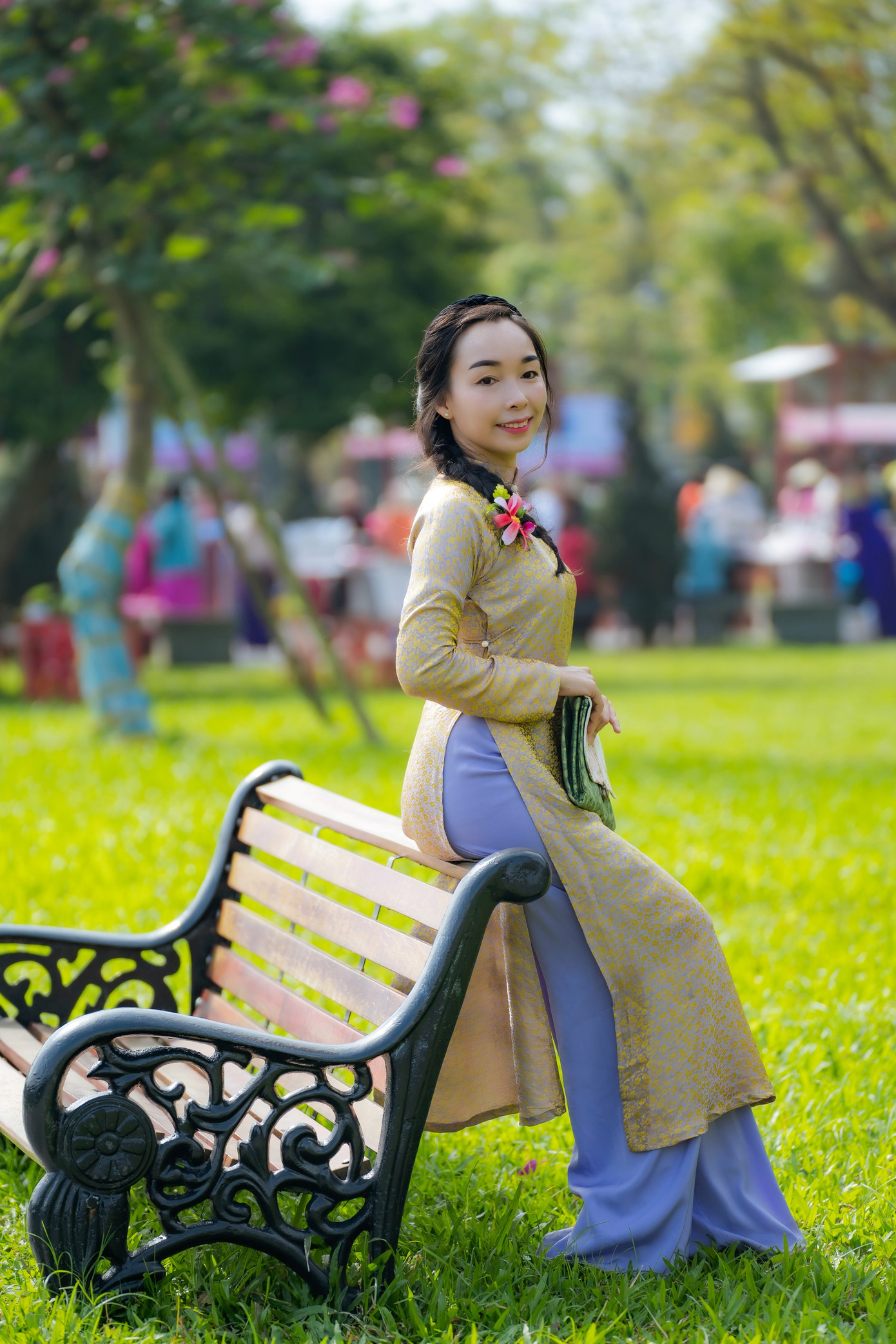 Thiếu nữ Huế duyên dáng, thướt tha trong tà áo dài. Ảnh: Đình Hoàng