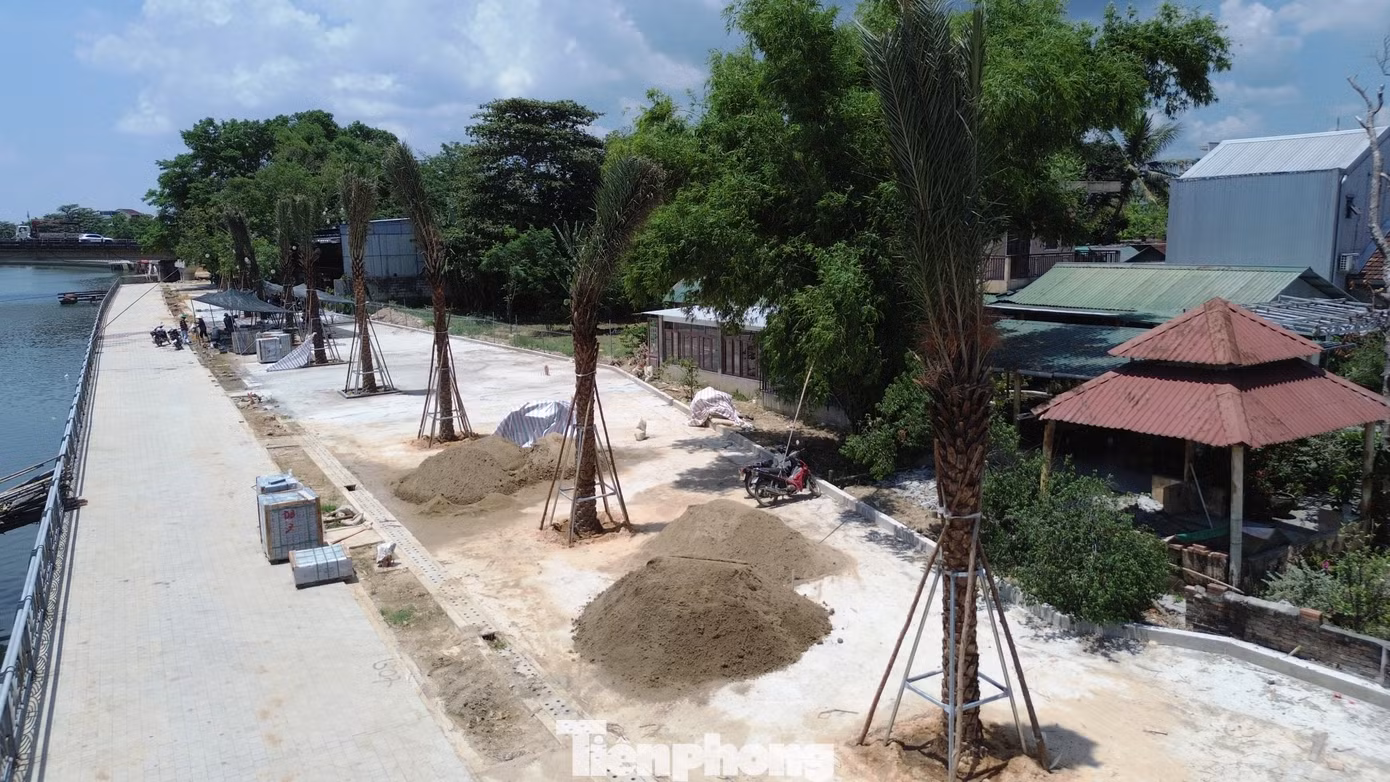 Ở các đoạn giáp khu dân cư, công nhân thi công thủ công để không ảnh hưởng đến sinh hoạt và nền móng nhà dân. Tại khu vực tiếp giáp vườn cây nhà dân, đội kỹ thuật đo đạc tỉ mỉ để thi công đúng thiết kế và đảm bảo giữ nguyên cảnh quan xung quanh.