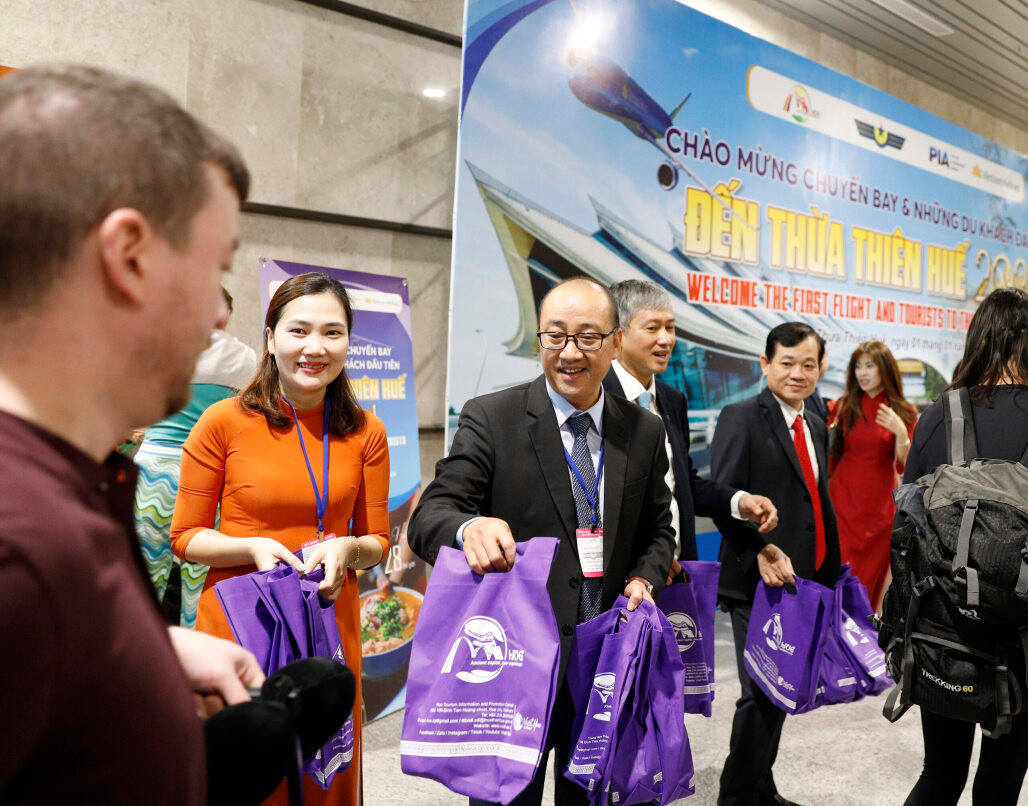 Tặng quà mừng năm mới cho du khách khi "xông đất" Cố đô Huế. (Ảnh: SDL)