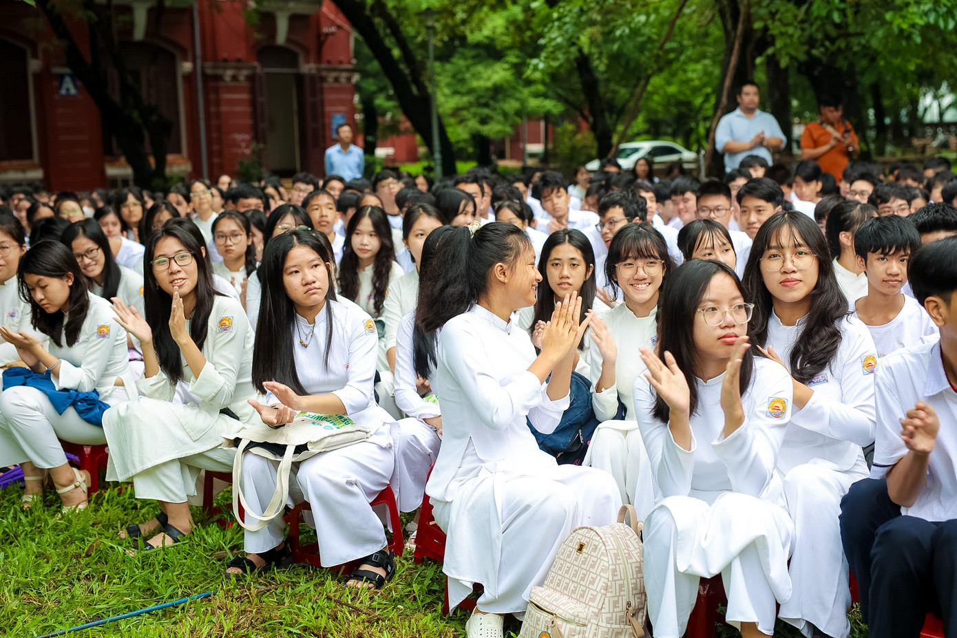 Hoạt động diễn ra tại Trường THPT Chuyên Quốc học Huế.