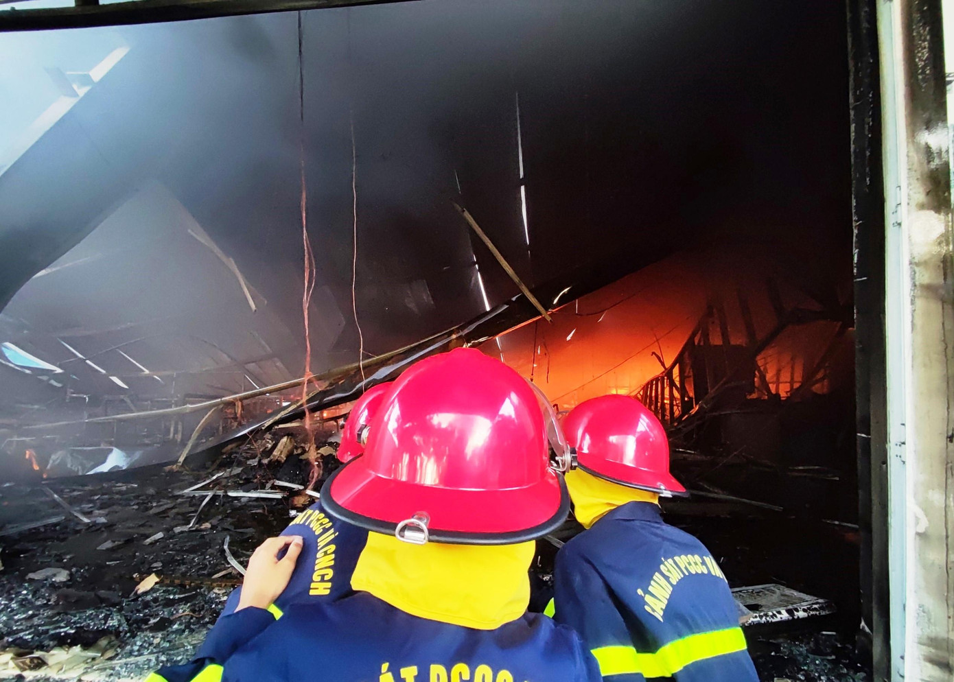 Ông Hồ Đôn - Phó Chủ tịch UBND huyện Phong Điền (tỉnh TT- Huế), cho biết, chính quyền địa phương cùng lực lượng cảnh sát phòng cháy chữa cháy và cứu hộ cứu nạn Công an tỉnh TT-Huế mất nhiều giờ đồng hồ để nỗ lực khống chế vụ hỏa hoạn.