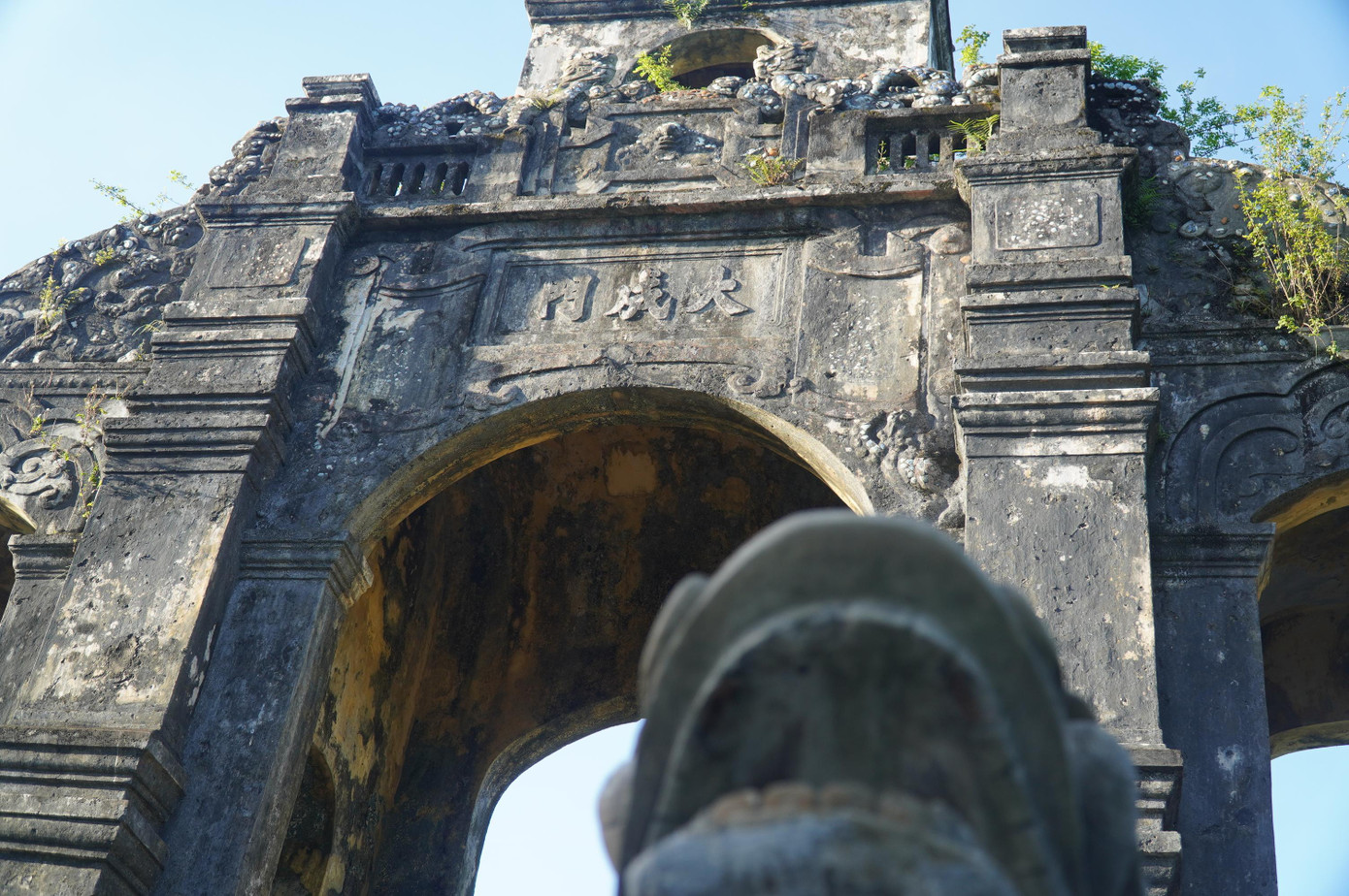 Tuy nhiên, theo thời gian, rất nhiều hạng mục nằm trong di tích Văn Miếu đã bị hư hỏng, xuống cấp.