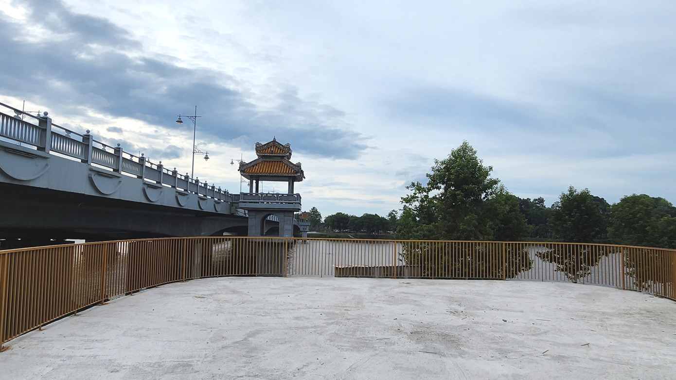 Một điểm ngắm cảnh phần công viên phía đông cồn Dã Viên trong quá trình hoàn thiện. Một điểm ngắm cảnh phần công viên phía đông cồn Dã Viên trong quá trình hoàn thiện.