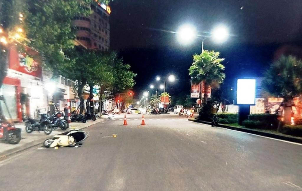 Hiện trường vụ tai nạn giao thông do ô tô biển xanh gây nên tại Huế. Ảnh: CA