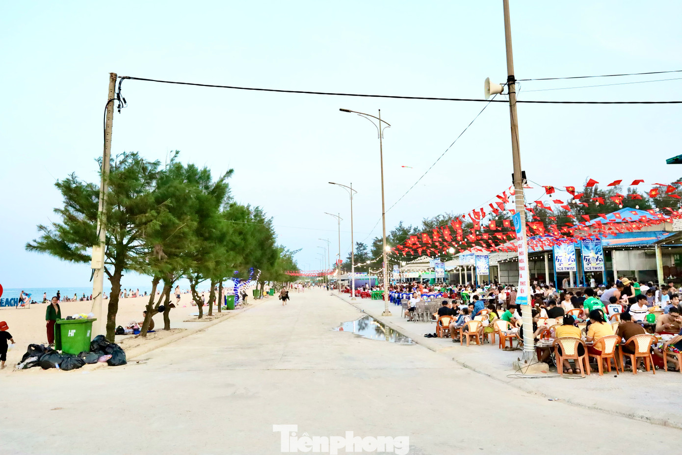 Tuy nhiên, chỉ nửa năm sau, nhờ sự nỗ lực của người dân và chính quyền địa phương, vùng bãi biển Thuận An - Phú Thuận đã “thay áo” mới. Hàng quán được dựng lại khang trang, các tuyến đường ven biển đầu tư kiên cố, không gian sạch đẹp, dịch vụ du lịch ổn định… khiến nơi đây trở thành điểm đến không thể bỏ qua trong dịp lễ 30/4 - 1/5 năm nay, cũng như trong mùa du lịch biển đang bắt đầu. Tuy nhiên, chỉ nửa năm sau, nhờ sự nỗ lực của người dân và chính quyền địa phương, vùng bãi biển Thuận An - Phú Thuận đã “thay áo” mới. Hàng quán được dựng lại khang trang, các tuyến đường ven biển đầu tư kiên cố, không gian sạch đẹp, dịch vụ du lịch ổn định… khiến nơi đây trở thành điểm đến không thể bỏ qua trong dịp lễ 30/4 - 1/5 năm nay, cũng như trong mùa du lịch biển đang bắt đầu.