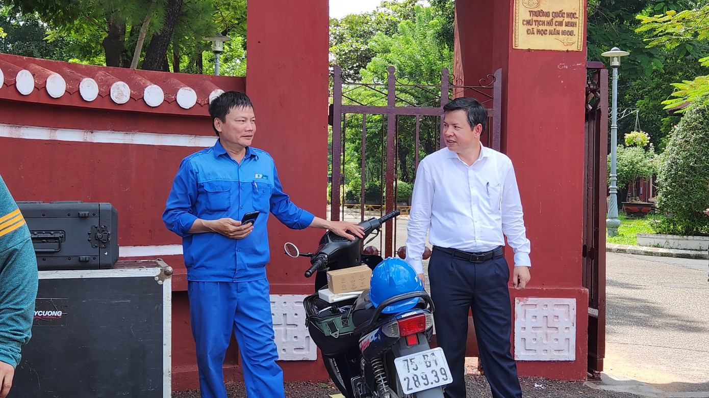 Giám đốc Sở GD&amp;ĐT tỉnh TT-Huế Nguyễn Tân kiểm tra công tác chuẩn bị tại điểm cầu Huế.