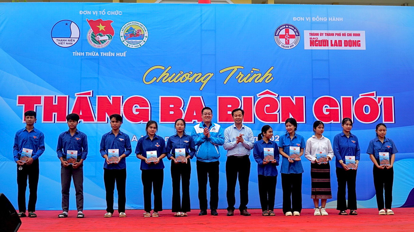 Trao quà cho học sinh có hoàn cảnh khó khăn.