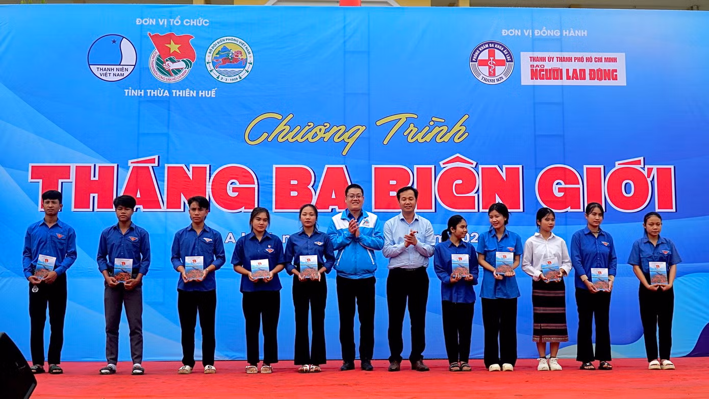 Trao quà cho học sinh có hoàn cảnh khó khăn.