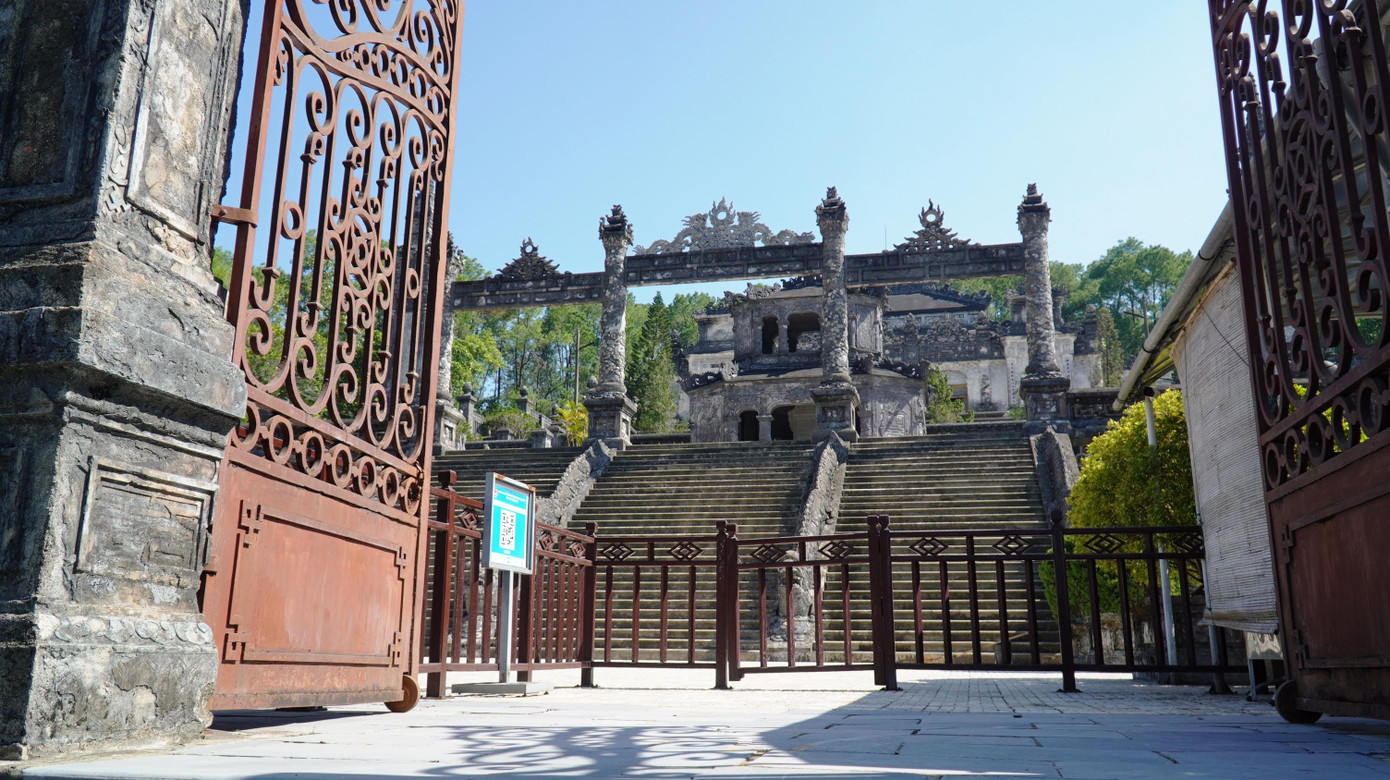 Lăng Khải Định vắng khách tham quan Lăng Khải Định vắng khách tham quan