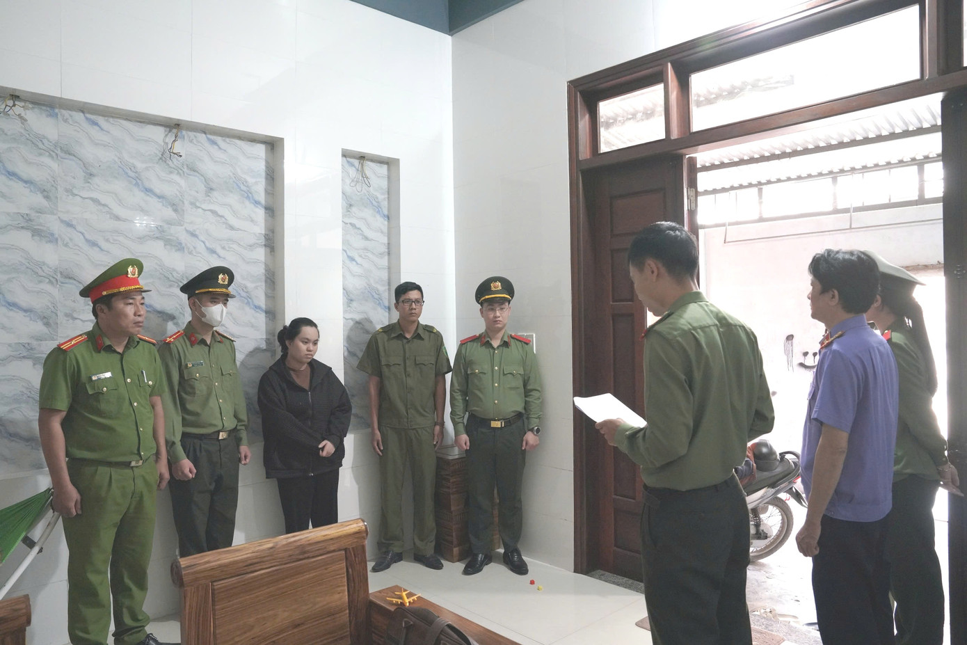 Đối tượng Phan Thị Nhật Vi (thứ 3 từ trái sang) bị khởi tố về hành vi lừa đảo chiếm đoạt tài sản. Đối tượng Phan Thị Nhật Vi (thứ 3 từ trái sang) bị khởi tố về hành vi lừa đảo chiếm đoạt tài sản.