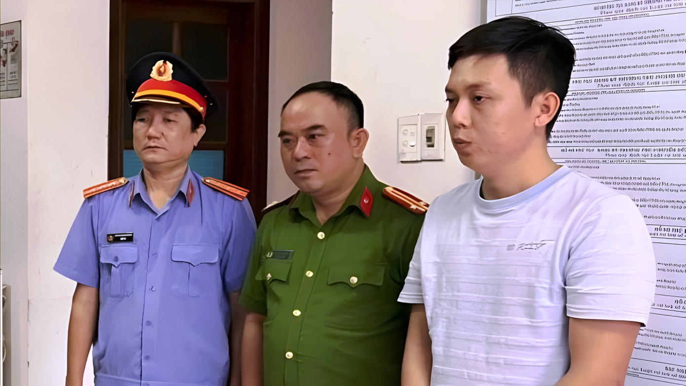 Đối tượng Ngô Đình Quốc (bìa phải).