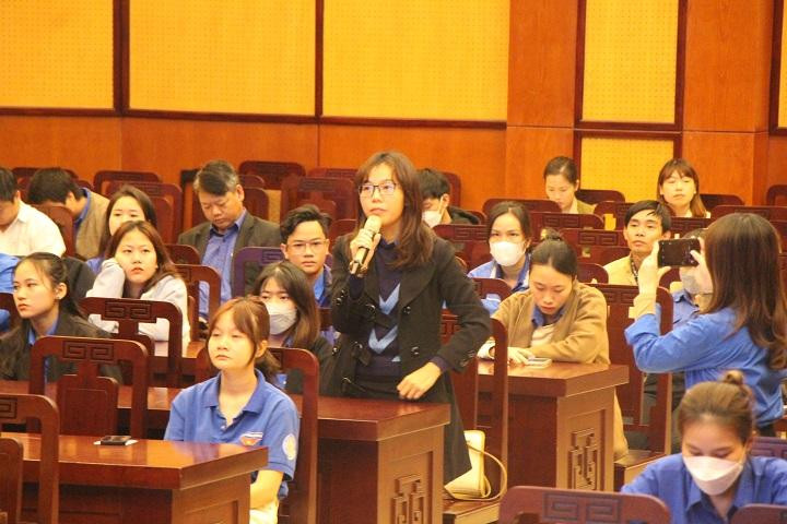 Cuộc đối thoại diễn ra trong không khí gần gũi, cởi mở. Cuộc đối thoại diễn ra trong không khí gần gũi, cởi mở.