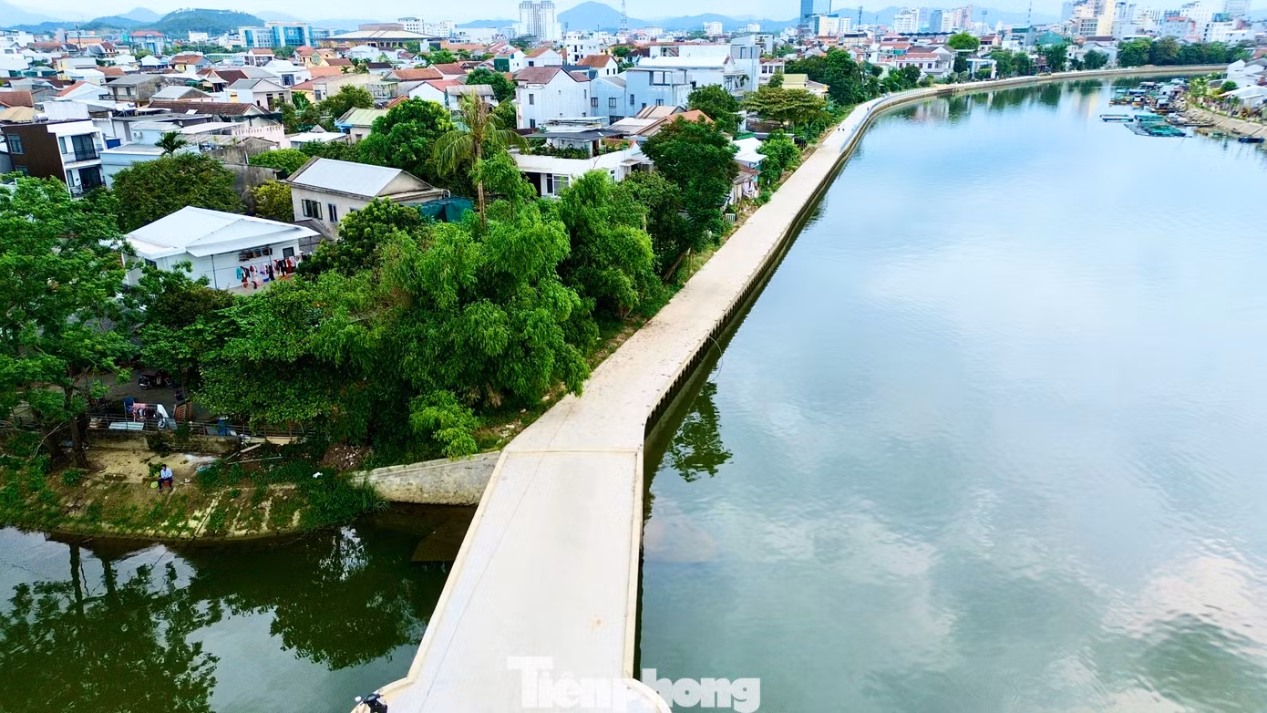 Trước đó, vào giữa năm 2023, Ban Quản lý Dự án (BQLDA) Cải thiện Môi trường nước TP Huế tiến hành triển khai dự án đường đi bộ ven sông Như Ý qua hai phường Phú Hội và Xuân Phú (quận Thuận Hóa, Huế), với chiều dài 1,6km, rộng 6m; kéo dài từ Đập Đá đến cầu Vân Dương. Dự án có tổng mức đầu tư 267 tỷ đồng.