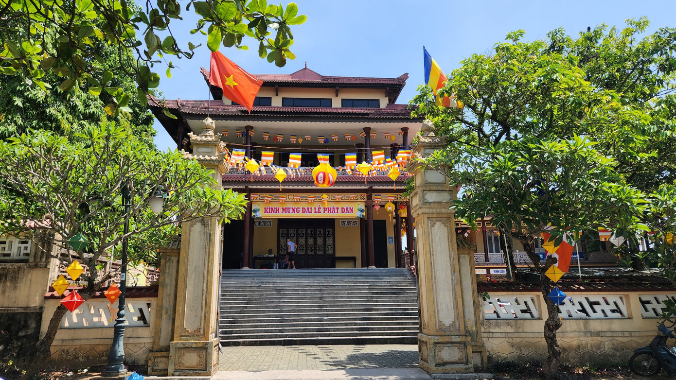 Trang trí mừng Phật đản tại Huế. Trang trí mừng Phật đản tại Huế.