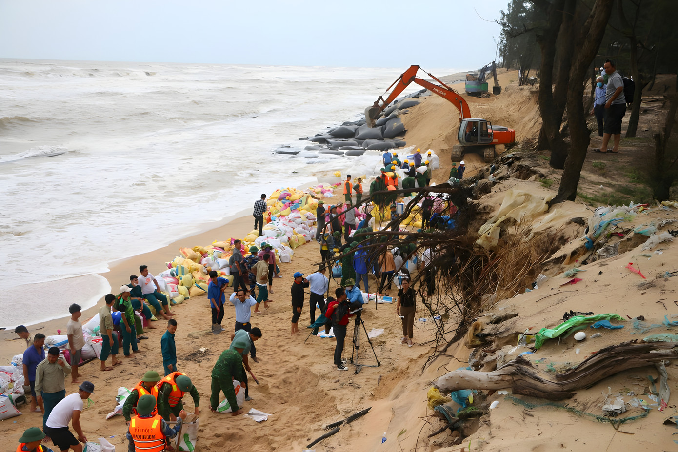 Nguy cơ sạt lở đất ven bờ biển TT-Huế.