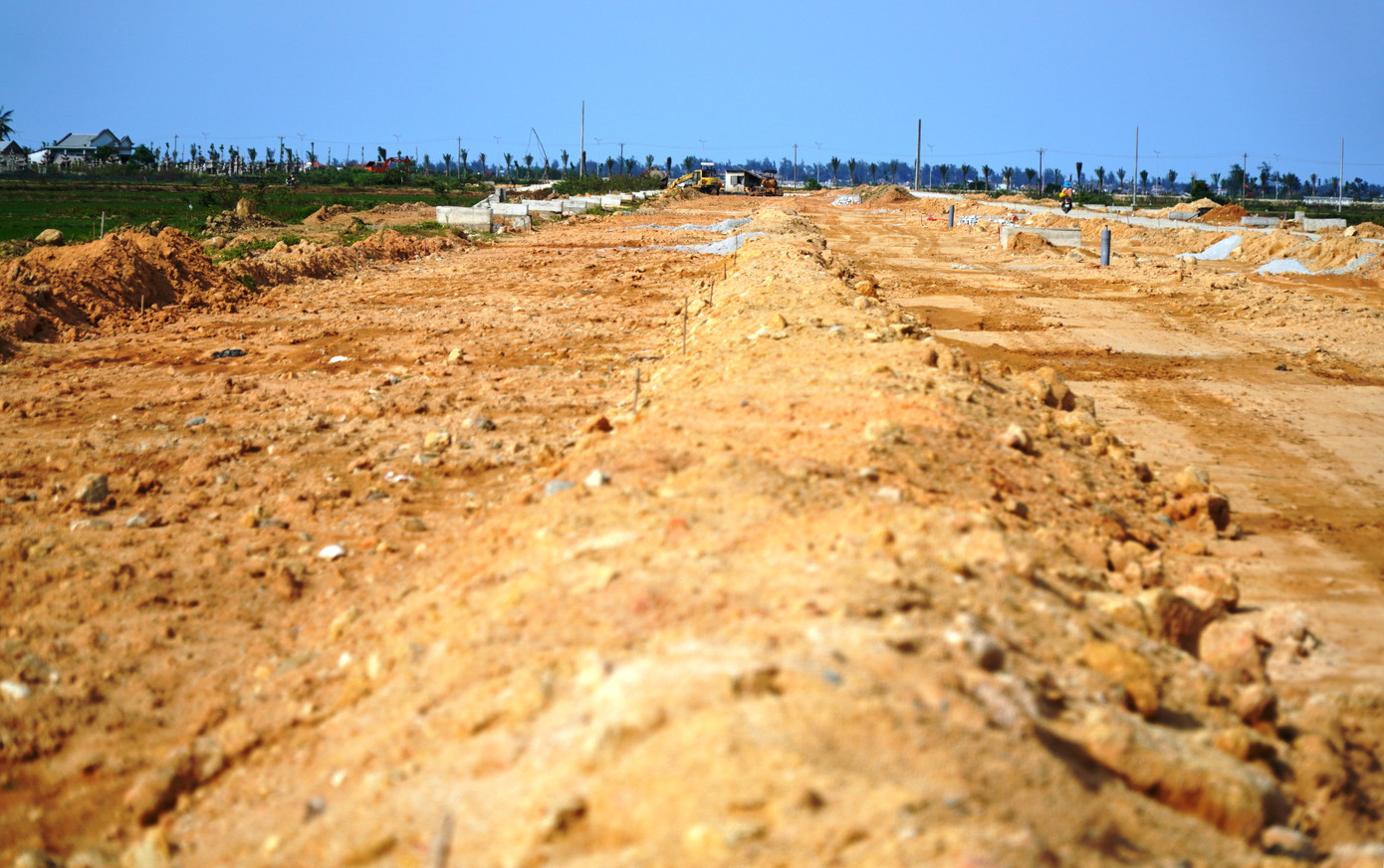 Trao đổi với PV, ông Hà Xuân Hậu - Giám đốc Ban Quản lý dự án Đầu tư xây dựng và Phát triển Đô thị tỉnh TT-Huế, đại diện chủ đầu tư dự án cho biết: Để đôn đốc tiến độ công trình, ban này và các cơ quan chức năng cùng nhà thầu tổ chức đến 15 cuộc họp kể từ đầu năm đến nay; tuy nhiên, các đơn vị nhà thầu vẫn cố tình “kéo rê” dự án, không quyết liệt tổ chức thi công. Trao đổi với PV, ông Hà Xuân Hậu - Giám đốc Ban Quản lý dự án Đầu tư xây dựng và Phát triển Đô thị tỉnh TT-Huế, đại diện chủ đầu tư dự án cho biết: Để đôn đốc tiến độ công trình, ban này và các cơ quan chức năng cùng nhà thầu tổ chức đến 15 cuộc họp kể từ đầu năm đến nay; tuy nhiên, các đơn vị nhà thầu vẫn cố tình “kéo rê” dự án, không quyết liệt tổ chức thi công.