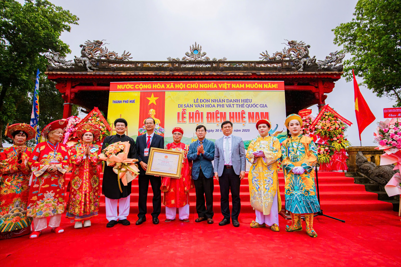 Ngày 30/3, tại di tích Nghinh Lương Đình bên bờ sông Hương thơ mộng thuộc quận Phú Xuân (TP Huế) diễn ra buổi lễ đón nhận danh hiệu Di sản văn hóa phi vật thể quốc gia dành cho lễ hội điện Huệ Nam. Sự kiện có sự tham dự của các lãnh đạo thành phố Huế, đại diện các ban, ngành địa phương cùng đông đảo người dân, du khách, cộng đồng thánh môn đệ tử thờ Mẫu. Ảnh: TTBTDTCĐ.