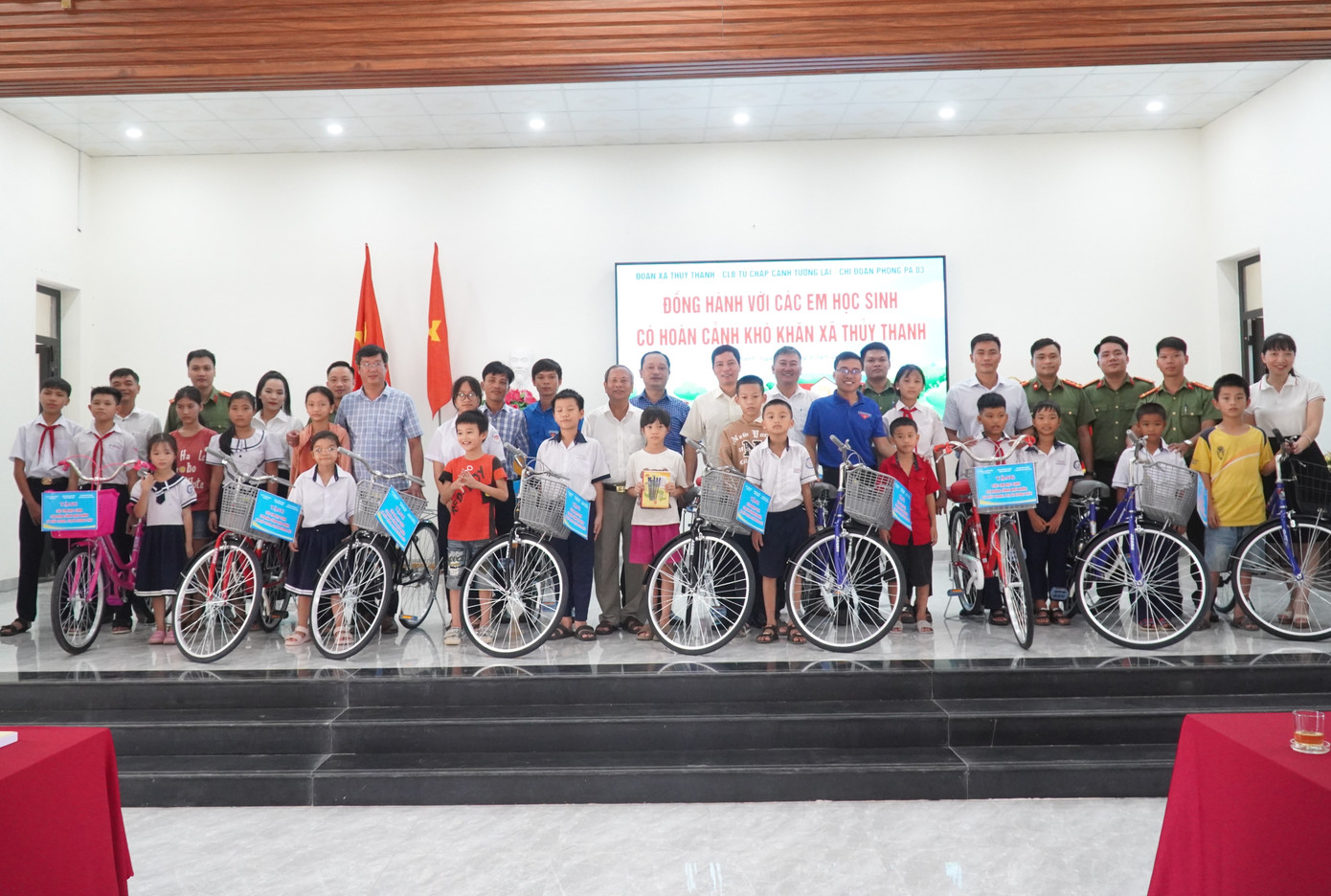 Chương trình đã trao 20 xe đạp, nhiều phần quà, học bổng, xe đạp cho học sinh có hoàn cảnh khó khăn xã Thủy Thanh.