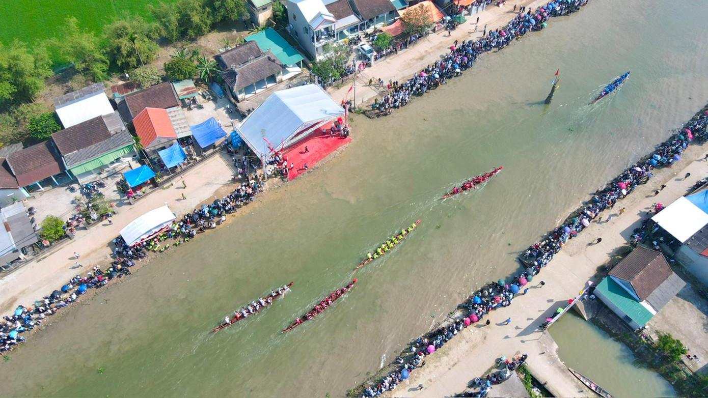 Hàng nghìn khán giả tập trung hai bên bờ sông Lợi Nông để cổ vũ cho các đội đua. Hàng nghìn khán giả tập trung hai bên bờ sông Lợi Nông để cổ vũ cho các đội đua.