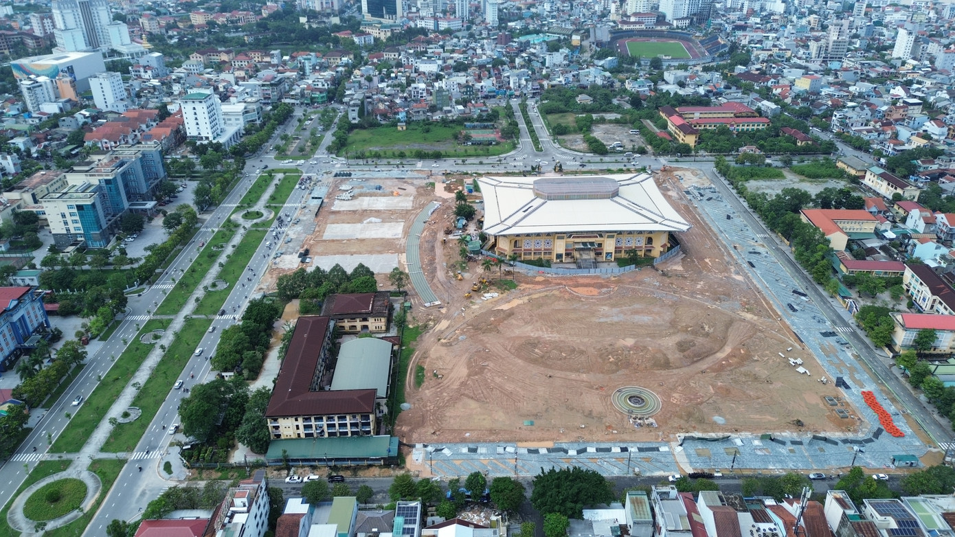 Đến nay, công trình dự án qua nhiều tháng triển khai xây dựng với nhiều kết cấu hạ tầng đang định hình như hệ thống sân, đường, chiếu sáng, cấp thoát nước…, nhưng trong khuôn viên giao đất thực hiện dự án vẫn còn sự tồn tại hoạt động của Trung tâm HL&amp;TĐTT tỉnh TT-Huế. Ảnh: Thế Nghĩa