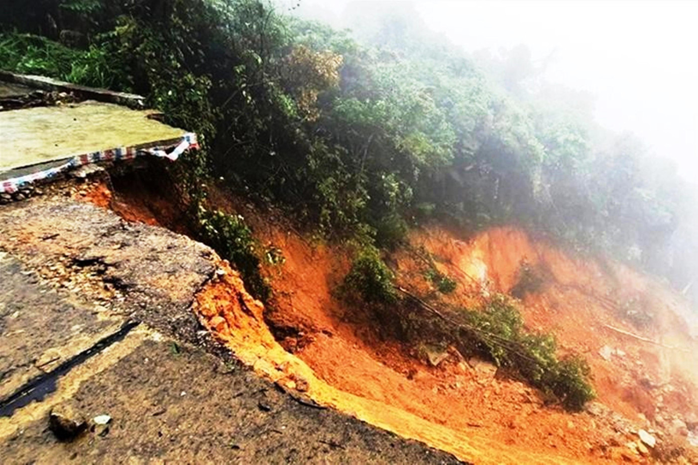 Giữa tháng 10/2021, tuyến độc đạo dẫn vào Vườn Quốc gia Bạch Mã (huyện Phú Lộc, tỉnh TT-Huế) đã bị sạt lở nghiêm trọng, gây chia cắt hoàn toàn do trận mưa lịch sử xấp xỉ 1.000mm trút xuống khu vực núi rừng này nhiều ngày. Tuyến đường bị sạt lở nghiêm trọng phần taluy âm tại vị trí Km12+900 (hướng Quốc lộ 1 đi lên đỉnh Bạch Mã), cách văn phòng Vườn Quốc gia Bạch Mã khoảng 10km, cách đỉnh Bạch Mã 6km.