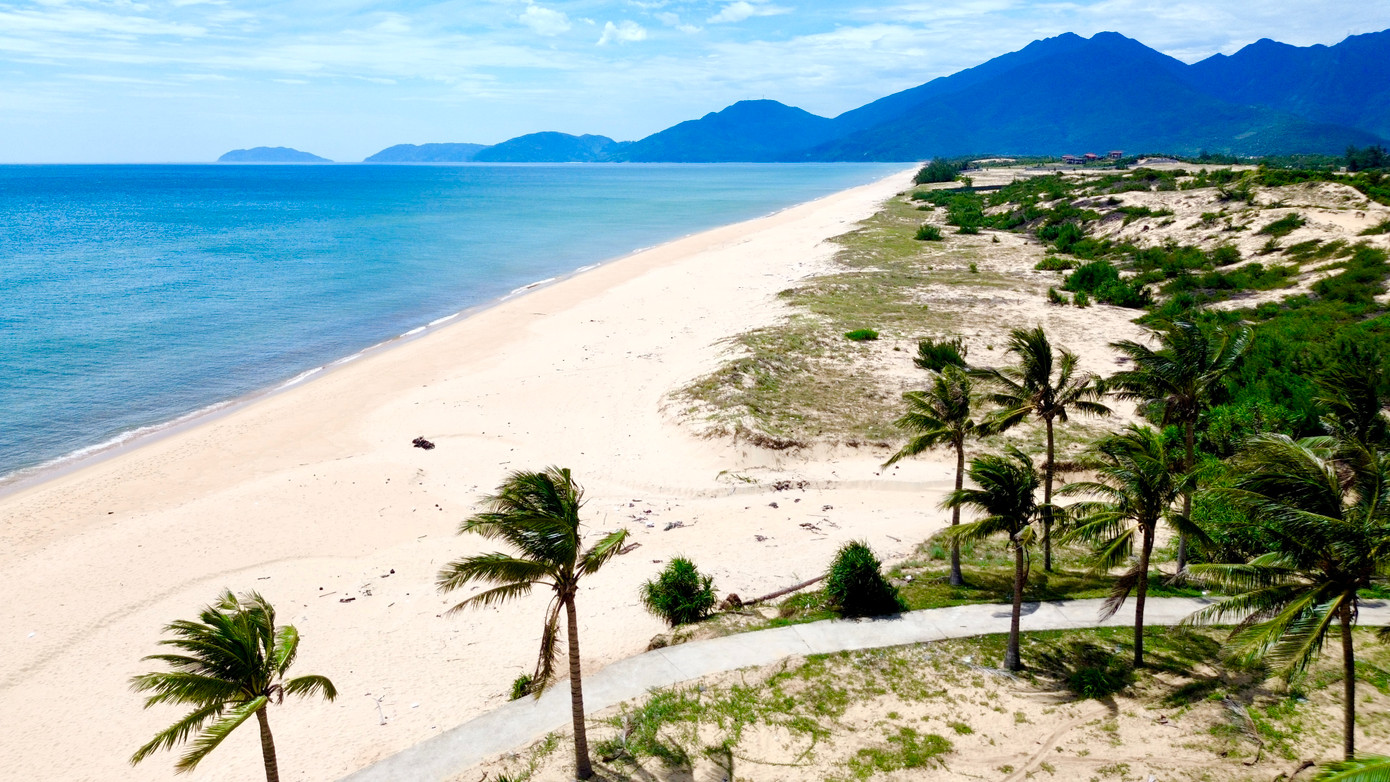 Đáng chú ý, “điểm nóng” về rác biển tràn vào bờ tại vùng vịnh đẹp Lăng Cô đã được chính quyền địa phương, lực lượng chức năng, đoàn viên thanh niên, người dân xử lý gần như triệt để. Tình trạng hàng tấn túi ni lông, bao tải, chai nhựa, chai thủy tinh, lưới rách… tràn thành lớp dày từ biển dạt vào bờ, bốc mùi khó chịu, đã không còn xuất hiện tại vịnh Lăng Cô. Đáng chú ý, “điểm nóng” về rác biển tràn vào bờ tại vùng vịnh đẹp Lăng Cô đã được chính quyền địa phương, lực lượng chức năng, đoàn viên thanh niên, người dân xử lý gần như triệt để. Tình trạng hàng tấn túi ni lông, bao tải, chai nhựa, chai thủy tinh, lưới rách… tràn thành lớp dày từ biển dạt vào bờ, bốc mùi khó chịu, đã không còn xuất hiện tại vịnh Lăng Cô.