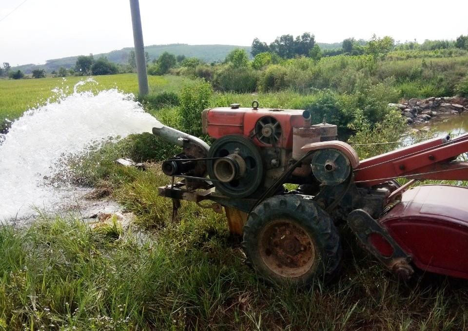 Huế nắng nóng kỷ lục, dân chắt gạn từng khối nước cứu lúa ảnh 6