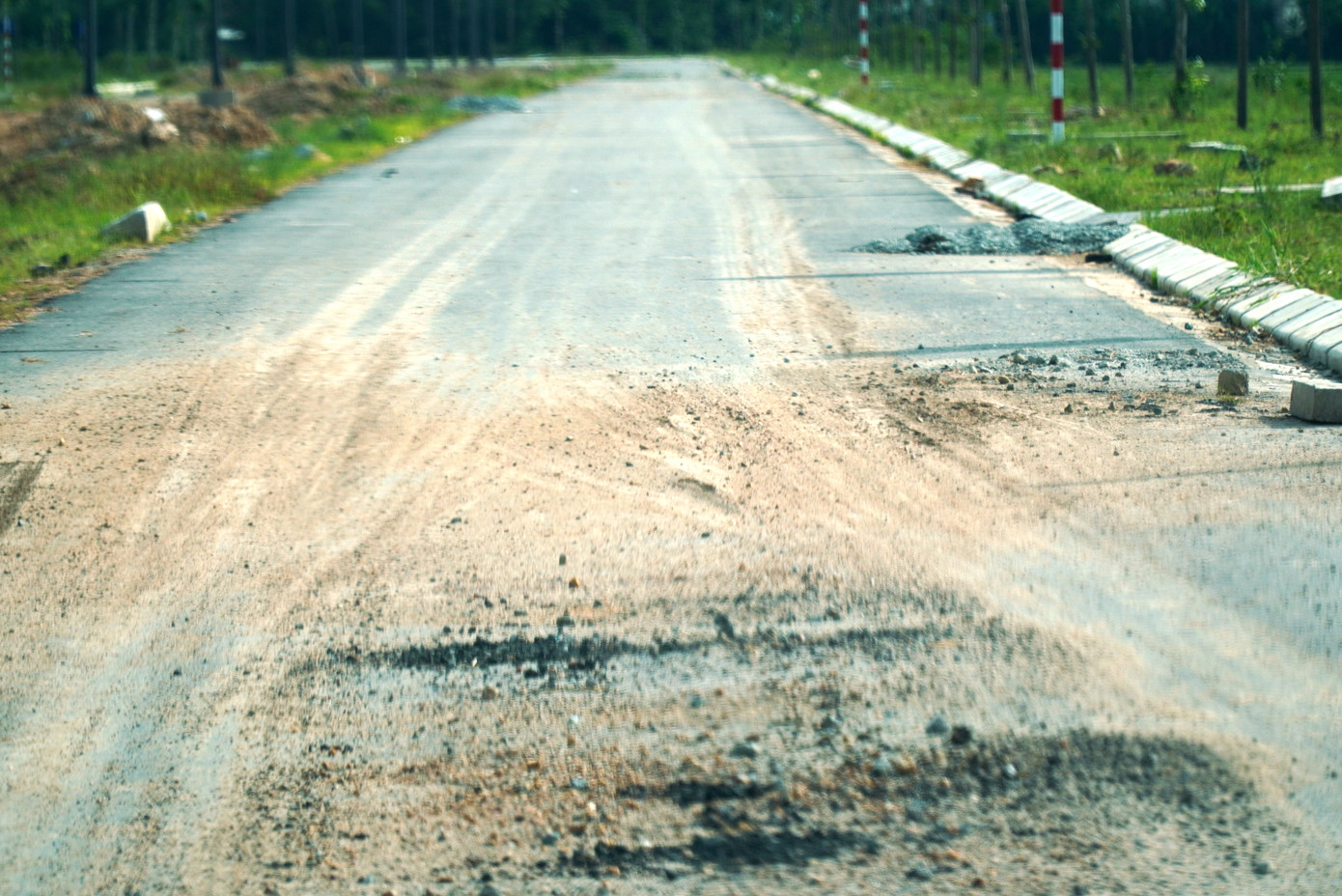 Hiện mới chỉ có gần 4km đường được thảm nhựa, lắp đặt một phần hệ thống chiếu sáng và trồng cây xanh. Riêng phần vỉa hè, dải phân cách, hệ thống thoát nước vẫn chưa hoàn thiện. Dự án vẫn còn hơn 1km mặt đường đang trong giai đoạn đắp nền, rải cấp phối đá dăm, chưa được thảm nhựa. Hiện mới chỉ có gần 4km đường được thảm nhựa, lắp đặt một phần hệ thống chiếu sáng và trồng cây xanh. Riêng phần vỉa hè, dải phân cách, hệ thống thoát nước vẫn chưa hoàn thiện. Dự án vẫn còn hơn 1km mặt đường đang trong giai đoạn đắp nền, rải cấp phối đá dăm, chưa được thảm nhựa.
