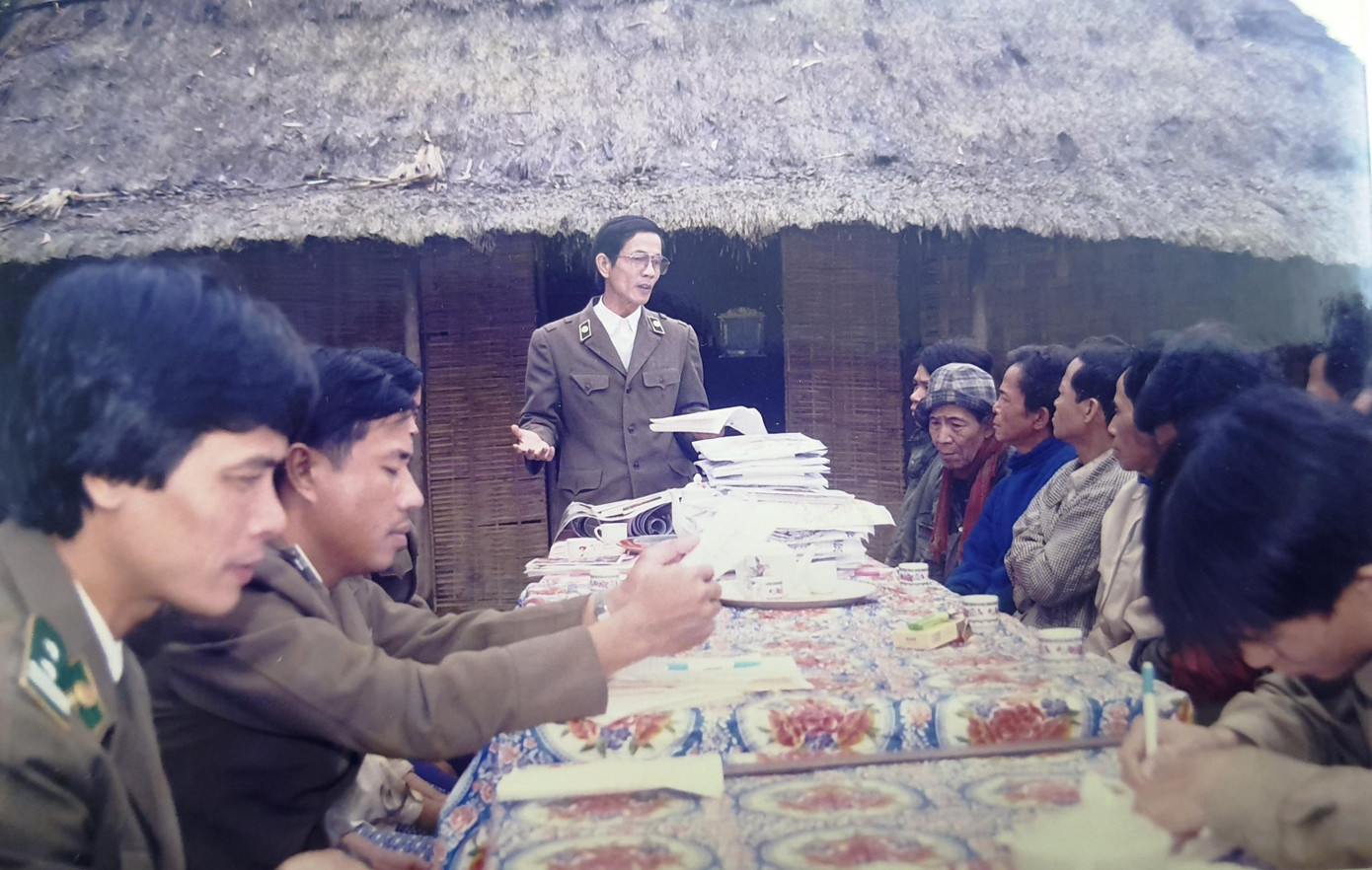 Truyền thông bảo vệ động vật hoang dã đối với người dân, học sinh vùng núi Phong Điền năm 1998, sau khi hổ Lâm Nhi được giải cứu từ nhóm buôn bán động vật rừng (ảnh tư liệu N.Đ.A.T) Truyền thông bảo vệ động vật hoang dã đối với người dân, học sinh vùng núi Phong Điền năm 1998, sau khi hổ Lâm Nhi được giải cứu từ nhóm buôn bán động vật rừng (ảnh tư liệu N.Đ.A.T)