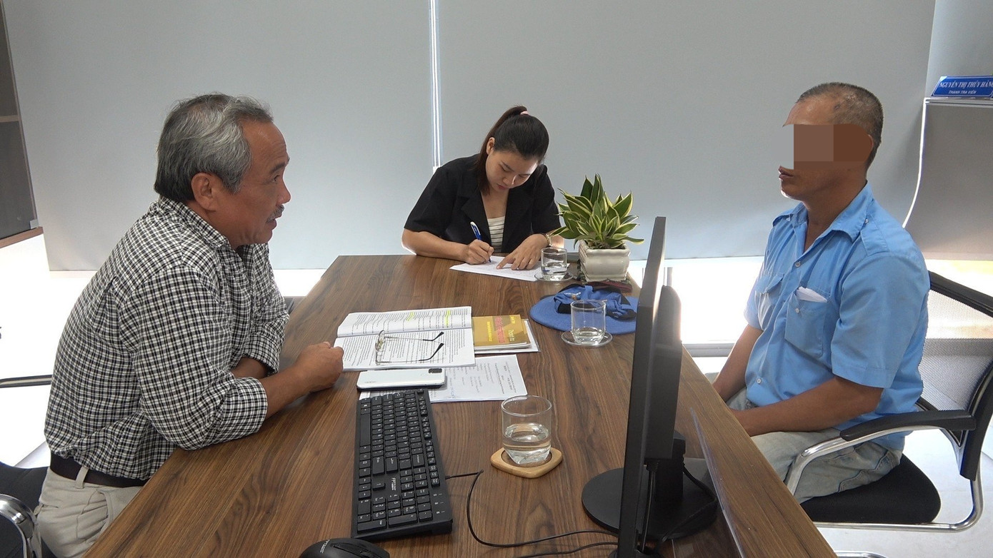 Lái xe xích lô Dương Văn C. (bìa phải) làm việc với cơ quan chức năng tại Huế.