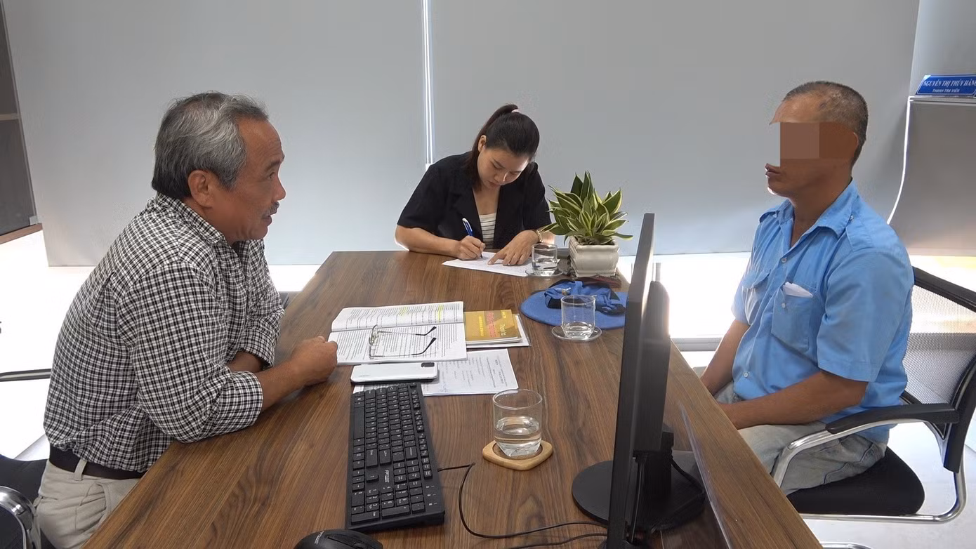 Lái xe xích lô Dương Văn C. (bìa phải) làm việc với cơ quan chức năng tại Huế.
