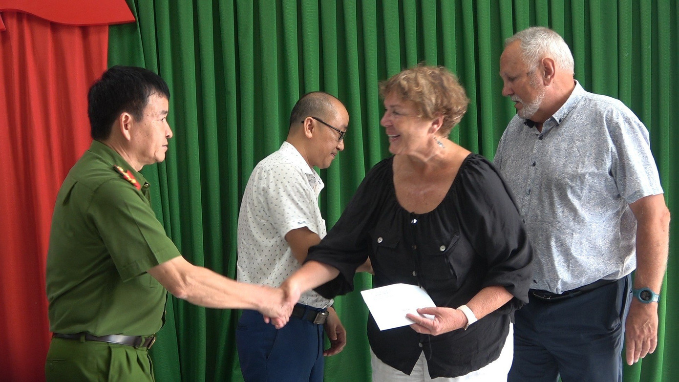 Trao trả lại số tiền 400.000 đồng cho hai du khách Úc mà họ bị thu chênh lệch so với thỏa thuận ban đầu khi dùng dịch vụ xe xích lô di chuyển trong TP Huế.